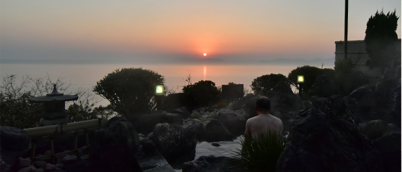 Take a dip in the Ako Hot Spring Yomigaeri-no-Yu while taking in the great scenery.