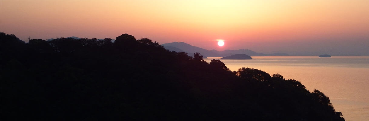 館内から望む 美しい朝日と 瀬戸内海の情景